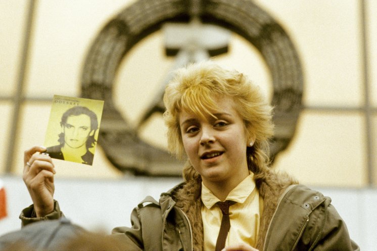 Die Propagandakampagne der DDR gegen die Nachrüstung im Westen läuft auf Hochtouren. Die FDJ organisiert am 25. Oktober 1983 ein Konzert unter dem Motto „Künstler für den Frieden“ im Palast der Republik. Auch Udo Lindenberg nimmt mit seiner Band...
