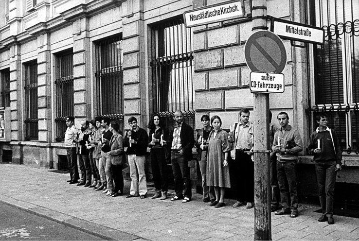 Am Weltfriedenstag bilden Mitglieder der Friedensbewegung eine Menschenkette zwischen der amerikanischen und sowjetischen Botschaft (1. September 1983). Die Polizei löst die Aktion rasch auf. Quelle: Robert-Havemann-Gesellschaft
