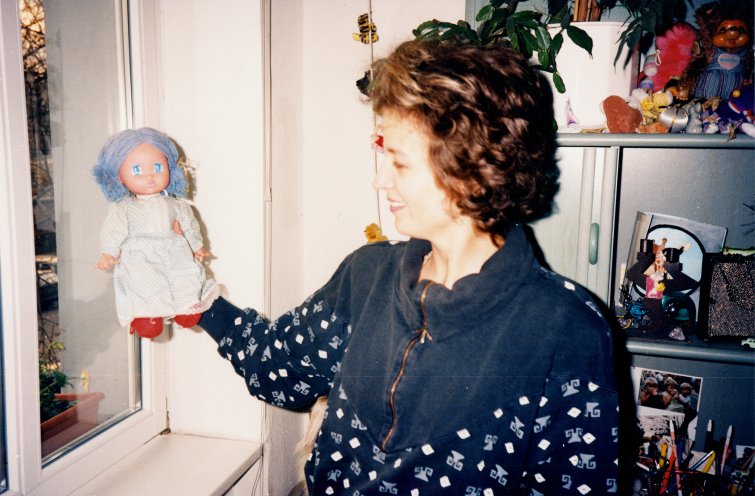 Petra Falkenberg mit einer Puppe für ihre Tochter Lina (März 1997). Die Puppe stammt aus einem Amnesty-International-Paket, das Petras Familie während ihrer Haft in den 1980er Jahren erreicht. Quelle: Robert-Havemann-Gesellschaft/Tom Sello