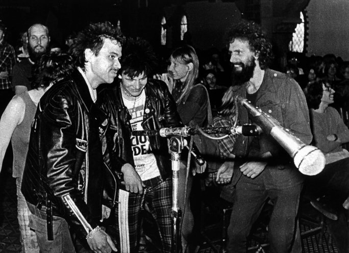 Punkkonzert in einer Kirche in Karl-Marx-Stadt (1983): „A-Micha“ von der Band Namenlos, „Locke“ und Lorenz Postler (v.l.n.r.). Lorenz Postler ist der Sozialdiakon der Berliner Erlöserkirche. Quelle: Archiv Substitut