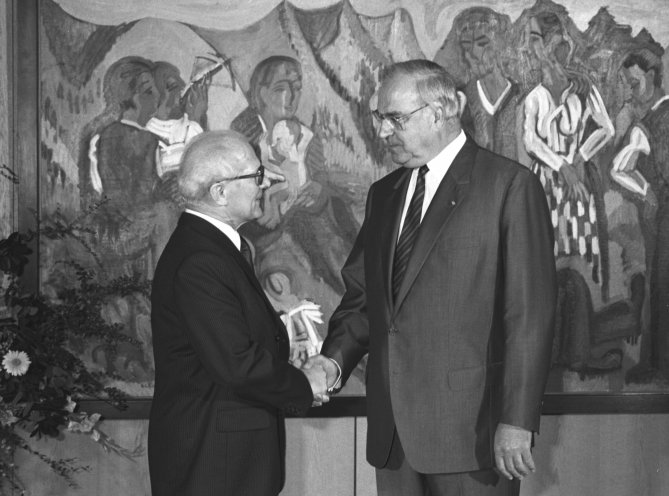 Bundeskanzler Helmut Kohl (rechts) empfängt den Staatsratsvorsitzenden der DDR Erich Honecker im Foyer des Bundeskanzleramts. Quelle: REGIERUNGonline/Lothar Schaack