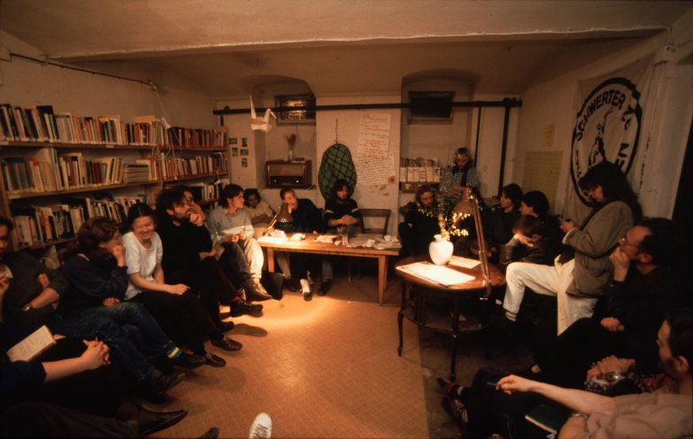 Versammlung der Mitglieder der Umwelt-Bibliothek im Bibliotheksraum (Ende 1987). Quelle: Harald Hauswald/OSTKREUZ
