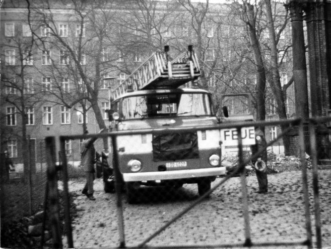 Gegen 8.05 Uhr trifft die Feuerwehr ein, um das Transparent zu entfernen. Quelle: Robert-Havemann-Gesellschaft/Siegbert Schefke/RHG_Fo_HAB_10056