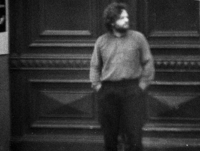 Versteckte Kamera: Am 12. Oktober 1988, zwischen 11.50 und 12.30 Uhr, observiert das MfS Carlo Jordan vor der Umwelt-Bibliothek in der Griebenowstraße 16. Quelle: BStU, MfS, HA VII Nr. 7776