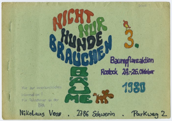 „Nicht nur Hunde brauchen Bäume“: Informationsheft zur 3. Baumpflanzaktion in Rostock (24. bis 26. Oktober 1980), herausgegeben von Nikolaus Voss. Er gehört in Schwerin zu einer kirchlichen Jugendgruppe, von der 1979 eine der ersten Baumpflanzaktionen...