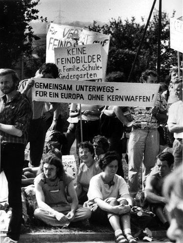 „Gemeinsam unterwegs“: Teilnehmer des Pilgerganges vom KZ Ravensbrück zum KZ Sachsenhausen im Rahmen des Olof-Palme-Friedensmarsches im September 1987. Quelle: Robert-Havemann-Gesellschaft/Rolf Walter/RHG_Fo_RDA_02127