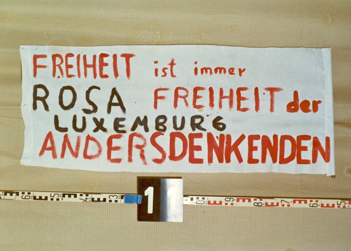 Im Gedenken an Karl und Rosa: Von der Stasi beschlagnahmte Transparente der Luxemburg-Liebknecht-Demonstration am 17. Januar 1988 in Berlin. Quelle: BStU, MfS, HA IX, 10302, Bild 16