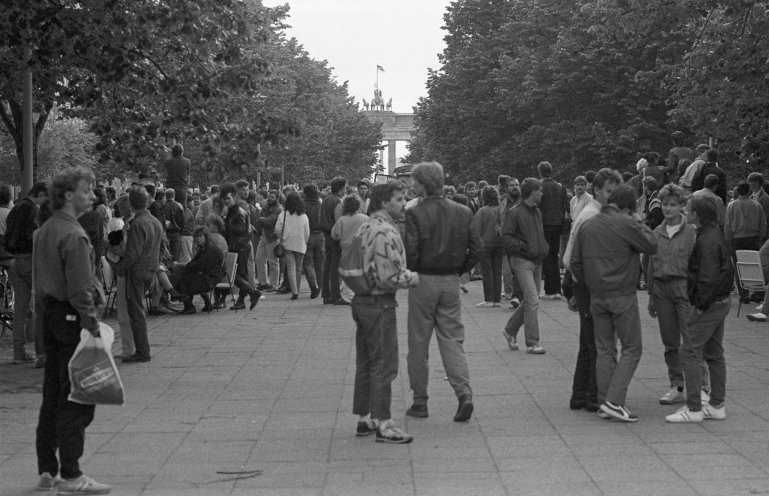 Nachdem es nahe des Grenzstreifens am Brandenburger Tor schon vor Konzertbeginn zu Rangeleien mit der Volkspolizei gekommen ist, werden im Verlauf des Abends auch Einheiten der Stasi eingesetzt. Sie sollen die Jugendlichen mit Gewalt von den Grenzanlagen...