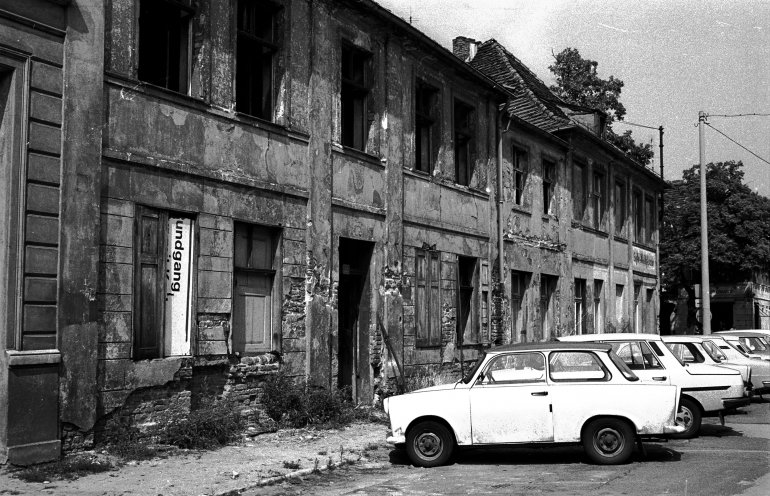 Der wirtschaftliche und finanzielle Kollaps der DDR zeigt sich besonders in der maroden Altbausubstanz der Städte. Quelle: Robert-Havemann-Gesellschaft/Aram Radomski/RHG_Fo_HAB_17265