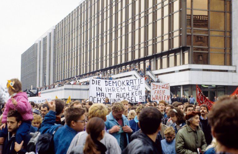 Hundertausende demonstrieren am 4. November 1989 auf dem Alexanderplatz für Reformen und Demokratie in Ost-Berlin. Quelle: Archiv StAufarb, Bestand Klaus Mehner, 89_1104_POL-Demo_01