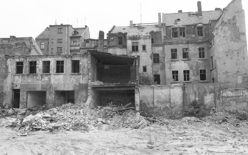 Ruinen schaffen ohne Waffen: Marode Altbauten in Leipziger Stadtteil Volksmarsdorf. Am Verfall der Bausubstanz wird der Niedergang der DDR deutlich. Ganze Stadteile müssen teilweise abgerissen werden. Quelle: Archiv StAufarb, Bestand Klaus Mehner, 89_0709_WIF_WBau_08