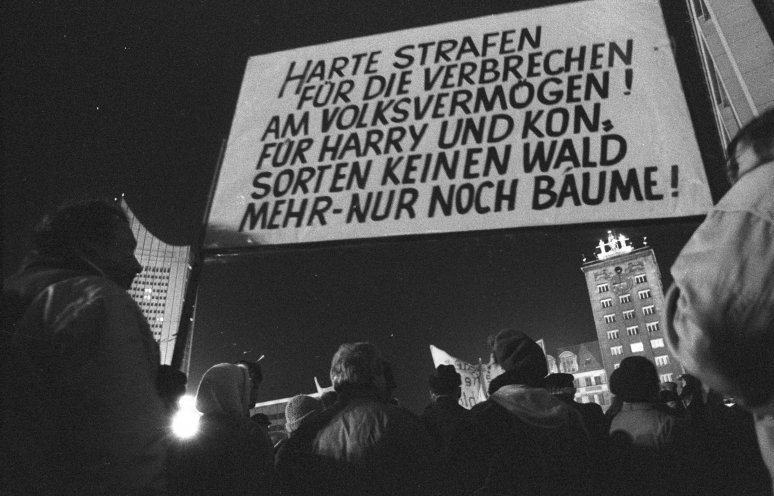 Nach den Friedensgebeten in sieben Kirchen finden sich am 27. November 1989 etwa 200.000 zur Montagsdemonstration ein. Quelle: Robert-Havemann-Gesellschaft/Andreas Kämper/RHG_Fo_AnKae_1077