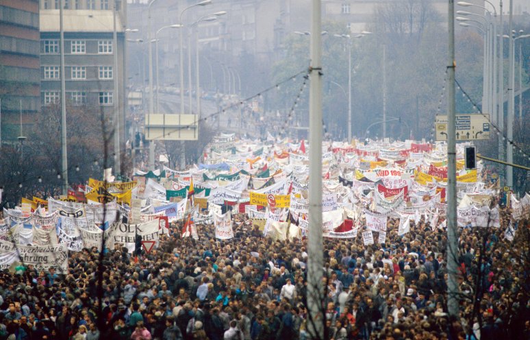 In einer machtvollen Demonstration auf dem Alexanderplatz fordern am 4. November 1989 Hunderttausende Bürger Reformen in der DDR. Quelle: StAufarb, Bestand Klaus Mehner, 89_1104_POL-Demo_35