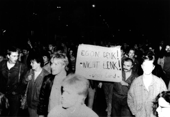 Stefan Müller mit seinem Transparent „Egon denk! – Nicht lenk! – unser Land“. Er trägt es auf einer Demonstration am 24. Oktober 1989 in Ost-Berlin. Diese Demo richtet sich gegen die Wahl von Egon Krenz zum Staatsratsvorsitzenden. Quelle: Robert-Havemann-Gesellschaft