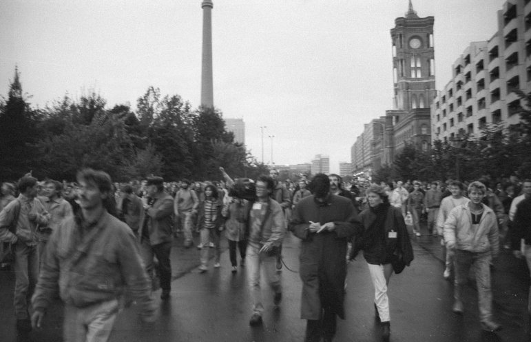 Tausende Menschen schließen sich der Demonstration an und fordern Reformen in der DDR. Sie laufen in Richtung Palast der Republik, in dem die Feierlichkeiten zum 40. Jahrestag stattfinden. Quelle: Robert-Havemann-Gesellschaft/Nikolaus Becker/RHG_Fo_NiBe_004_04