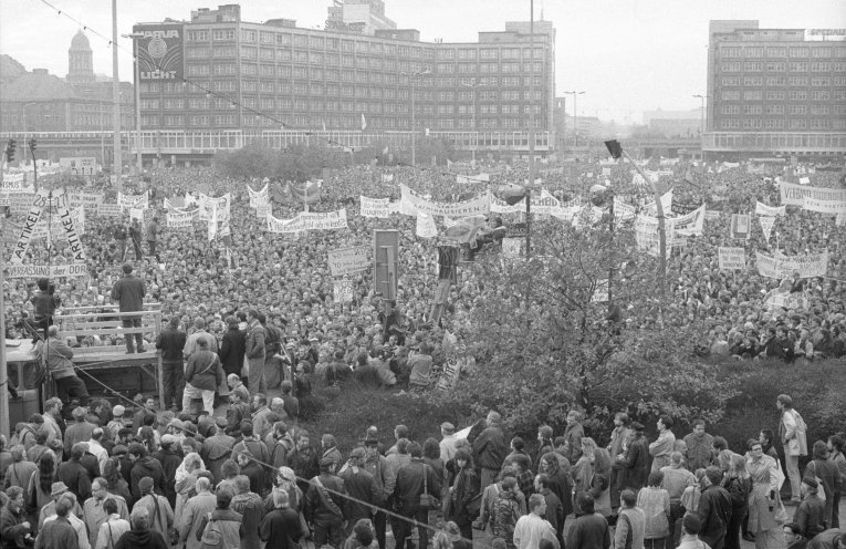 Für Reformen und Demokratie: Großes Finale am 4. November 1989 auf dem Alexanderplatz in Ost-Berlin. Quelle: Robert-Havemann-Gesellschaft/Andreas Kämper/RHG_Fo_AnKae_308