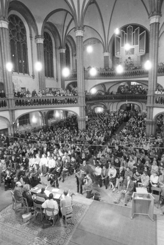 Am 27. Oktober 1989 stellt sich in der Gethsemanekirche in Ost-Berlin die Bürgerbewegung Demokratie Jetzt vor. Quelle: Robert-Havemann-Gesellschaft/Andreas Kämper/RHG_Fo_AnKae_102
