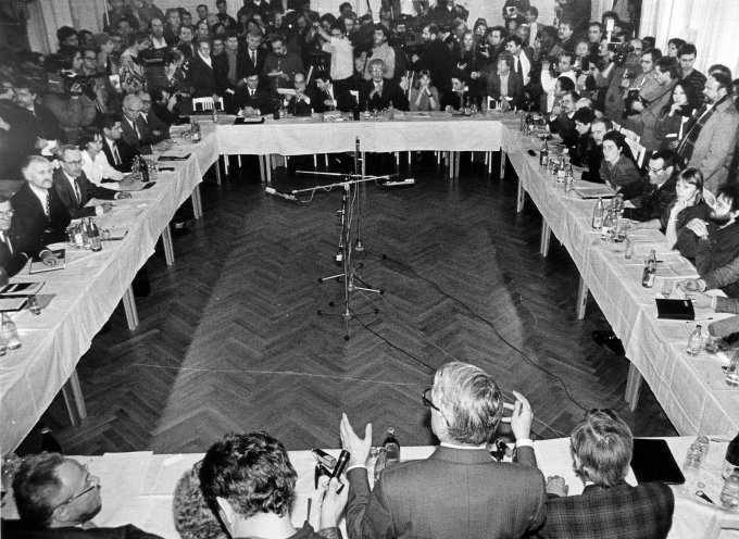 Ein Runder Tisch mit vielen Ecken und Kanten: Am 7. Dezember wird unter Vorsitz der Kirchenvertreter Martin Ziegler, Karl-Heinz Ducke und Martin Lange der Zentrale Runde Tisch in Ost-Berlin eröffnet. Quelle: Robert-Havemann-Gesellschaft/Rolf Walter/RHG_Fo_RDA_01220