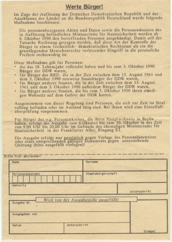 Am 8. Oktober 1990 findet sich in vielen Ost-Berliner Briefkästen dieses Formular. Es verspricht die Aushändigung der persönlichen Stasi-Akte. Diese Fälschung löst einen massenhaften Ansturm auf das Stasi-Aktenarchiv aus. Quelle: Robert-Havemann-Gesellschaft