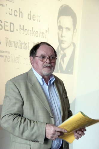 Jahre später: Zeitzeuge Achim Beyer hält einen Vortrag am Leibnitz-Gymnasium in Altdorf. Dort spricht er über den Kampf der Werdauer Schüler. Quelle: Privat-Archiv Achim Beyer