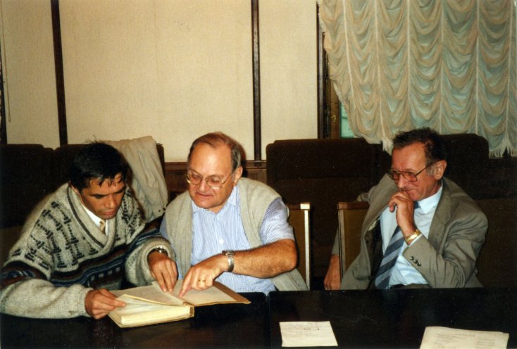Juli 1993: Roland Bude (Mitte) bei der Akteneinsicht in der Lubjanka in Moskau. Rechts Dietrich Hartwig, links ein Archivmitarbeiter des Föderalen Sicherheitsdienstes (FSB). Quelle: Robert-Havemann-Gesellschaft