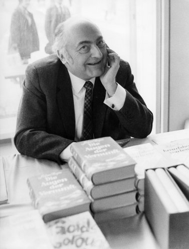 Er befürchtet, dass sich „das Ausbürgern jetzt einbürgert“: Journalist und Schriftsteller Stefan Heym, 1970. Im Novemberr 1976 gehört er zu den Unterzeichnern der Protetresolution namhafter DDR-Künstler gegen die Ausbürgerung von Wolf Biermann....