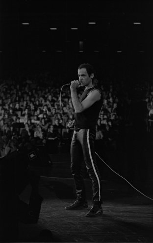Die Propagandakampagne der DDR gegen die Nachrüstung im Westen läuft auf Hochtouren. Die FDJ organisiert am 25. Oktober 1983 ein Konzert unter dem Motto „Künstler für den Frieden“ im Palast der Republik. Auch Udo Lindenberg nimmt mit seiner Band...