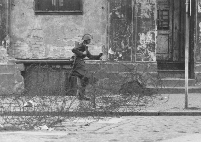 Am 15. August 1961, zwei Tage nach dem Mauerbau, überwindet der junge Volkspolizist Conrad Schumann die, zu diesem Zeitpunkt nur aus einem Stacheldraht bestehende, Grenzbefestigung an der Bernauer Straße in Berlin und springt vom Ost- in den Westteil...