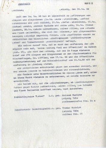 Als den Leipziger Basisgruppen im September 1988 das Mitspracherecht an der Gestaltung der Friedensgebete entzogen wird, fühlen sie sich entmündigt. Es folgen verschiedene kollektive Protestaktionen, auf die die Staatsmacht mit Verhaftungen und Zuführungen...
