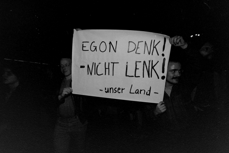 In einer öffentlichen Sitzung wählt die Volkskammer am 24. Oktober 1989 Egon Krenz zum neuen Staatsratsvorsitzenden und damit zum Nachfolger von Erich Honecker. Krenz gilt in der Bevölkerung aber als Kronprinz Honeckers und als völlig ungeeignet,...