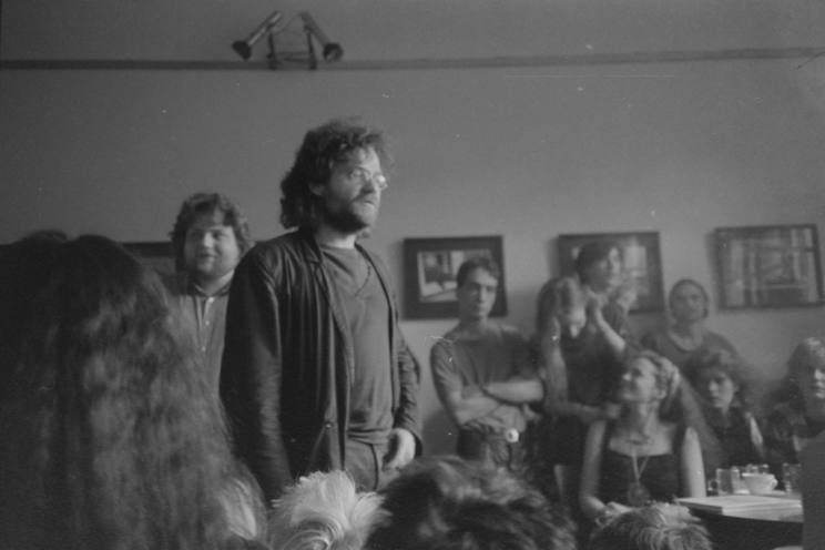 Carlo Jordan (2. v. links) bei der Eröffnung der Ausstellung „Die andere Seite einer Stadt“ des Schriftstellers Lutz Rathenow (links) und des Fotografen Harald Hauswald in der Galerie der Umwelt-Bibliothek am 24. Mai 1987. Quelle: Robert-Havemann-Gesellschaft/Siegbert...