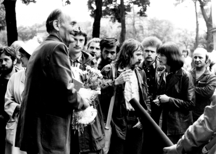 Erst nach zwei Jahren Hausarrest, im Mai 1979, darf sich der DDR-Regimekritiker Robert Havemann wieder ohne besondere Genehmigung außerhalb seines Hauses bewegen. Doch gleich darauf, im Juni 1979, wird er in einem Zoll- und Devisenverfahren, dessen Drehbuch...
