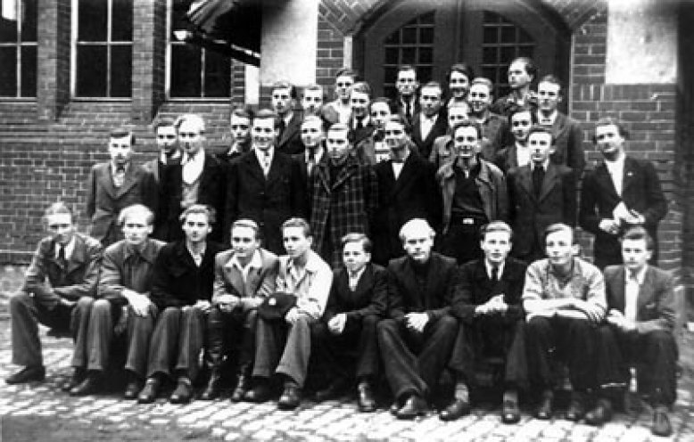 Die Schüler der 11. Klasse der Karl-Marx-Oberschule in Altenburg im Sommer 1949. Hans Joachim Näther ist noch nicht auf dem Bild, er kommt erst in der 12. Klasse dazu.