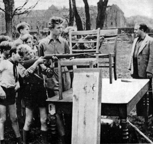 Junge Pioniere bei Schießübungen 1956. Unter dem Motto "Schießen geht vor Lernen" wird in den 1950er Jahren die vormilitärische Ausbildung an den Schulen und Universitäten der DDR intensiviert. Die Ausbildung beinhaltet die Unterweisung von Schülern...