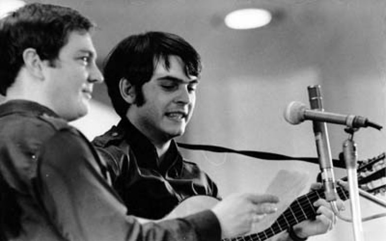 Zwischen 1970 und 1990 findet alljährlich im Februar das Festival des politischen Liedes in Ost-Berlin statt. Das Festival, vom Oktoberklub begründet, ist eine der größten Musikveranstaltungen in der DDR. Im Bild Hartmut König vom Oktoberklub beim...