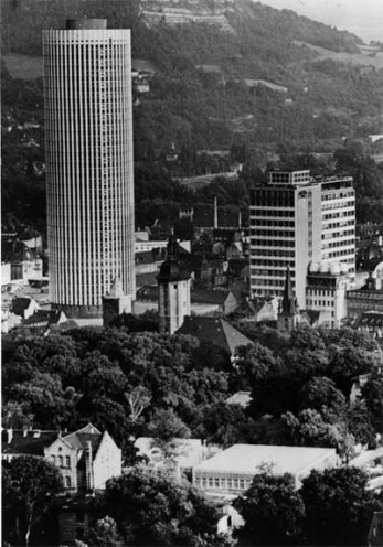 Jena 1973. Die Stadt ist durch den Großbetrieb Carl Zeiss Jena und die Friedrich-Schiller-Universität geprägt.