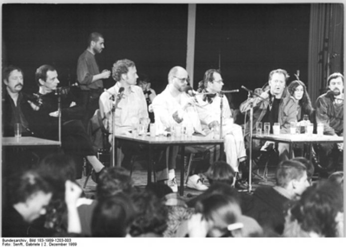 Unter dem Titel: "Verlorene Lieder - verlorene Zeit" findet am 2. Dezember 1989 im Haus der Jungen Talente in Ost-Berlin ein Konzert von Liedermachern aus der DDR und ehemaligen aus der DDR ausgewiesenen Künstlern statt. Im Anschluss gab es lebhafte...