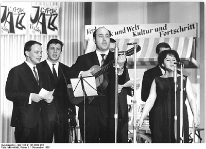 Manfred Krug ist er einer der berühmtesten und beliebtesten Schauspieler der DDR. Bekannt ist er aber nicht nur wegen seiner vielen Fernseh- und Kinorollen, sondern auch wegen seiner Vorliebe für Jazz-Musik. Hier Manfred Krug (Mitte) mit den Jazz-Optimisten...