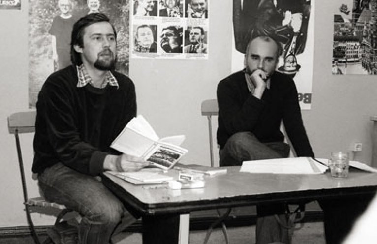 Nach der Ausweisung aus der DDR lässt sich Jürgen Fuchs in West-Berlin nieder, wo er als freischaffender Schriftsteller und als Sozialpsychologe arbeitet. Er engagierte sich in der Friedensbewegung und hält enge Verbindung zur unabhängigen Friedens-...
