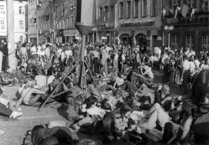 Etwa 2.500 langhaarige Kuttenträger kommen 1976 zur 1000-Jahrfeier in die Thüringische Kleinstadt Altenburg. Auf einen solchen Ansturm sind weder die Stadt noch die Ordnungshüter eingestellt. Die Jugendlichen lagern zu Hunderten in den Stadtparks,...
