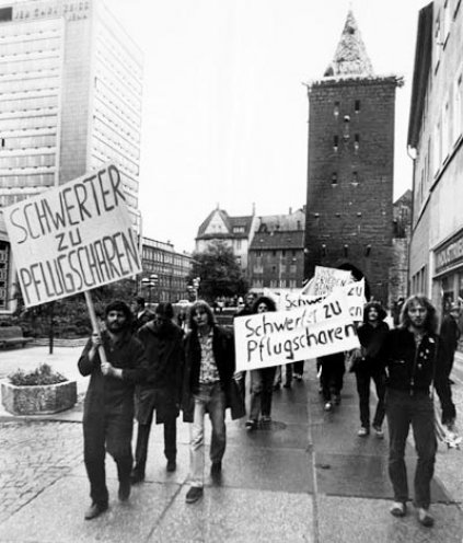 „Schwerter zu Pflugscharen“: Die Friedensgemeinschaft Jena beteiligt sich an offiziellen Kundgebungen mit eigenen Transparenten, die das MfS beschlagnahmt. Im Bild: die Gruppe auf dem Weg zur offiziellen Kundgebung am 19. Mai 1983. Anlass: das FDJ-Pfingstreffens...