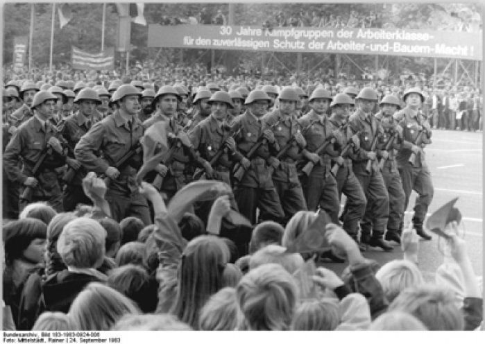 Im Gleichschritt Marsch: Zu Ihrem 30jährigen Bestehen halten am 24. September 1983 10.000 Miltglieder der Kampfgruppen in Ost-Berlin eine Parade ab. Quelle: Bundesarchiv/183-1983-0924-006/Rainer Mittelstädt