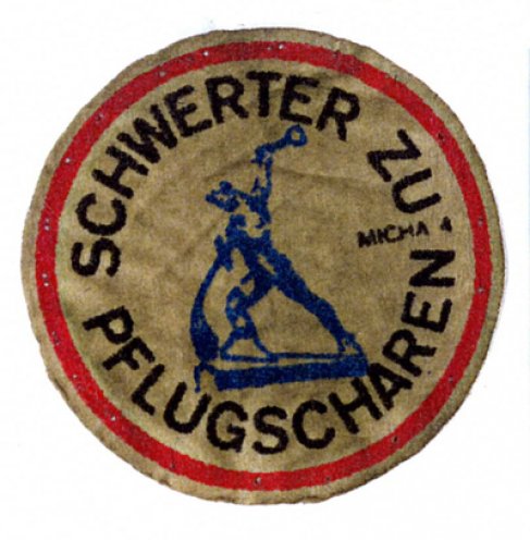 1980 entwickelt der sächsische Jugendpfarrer Harald Bretschneider das Symbol der neuen Bewegung "Schwerter zu Pflugscharen". Schon bald tragen vor allem junge Friedensaktivisten im ganzen Land Aufnäher mit der symbolhaften Darstellung eines Mannes,...