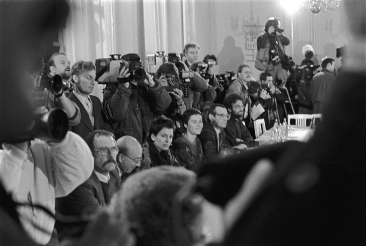 Sitzung des ersten Runden Tisches am 7. Dezember 1989 im Dietrich-Bonhoeffer-Haus. Die Vertreterinnen und Vertreter der Oppositionsgruppen sitzen an der linken Seite des rechteckigen Tisches. Carlo Jordan sitzt als Vertreter der Grünen Partei in der...