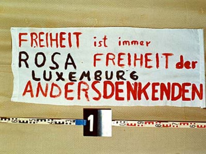 Am 17. Januar 1988 beteiligen sich Oppositionelle und Ausreisewillige mit selbst gefertigten Transparenten an der offiziellen Demonstration zu Ehren von Karl Liebknecht und Rosa Luxemburg. Es kommt zu zahlreichen Verhaftungen. Von der Stasi beschlagnahmte...