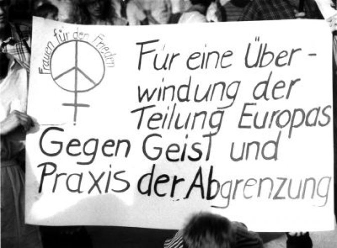 Die Gruppe Frauen für den Frieden nimmt mit einem eigenen Transparent am Pilgerweg vom KZ Ravensbrück zum KZ Sachsenhausen teil.