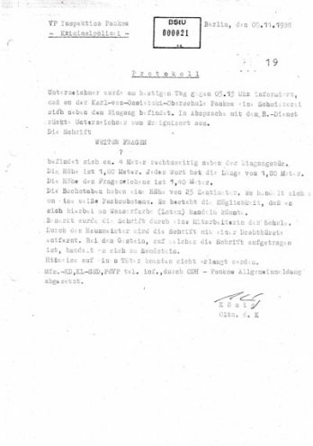 Die Karl-von-Ossietzky Oberschule kommt nicht zur Ruhe. Die Stimmung an der Schule und im Umfeld der Relegierten Schülerinnen und Schüle ist weiterhin gespannt. Am 3. November 1988 sucht die Polizei den Verursacher einer Parole an der Hauswand der Schule.
