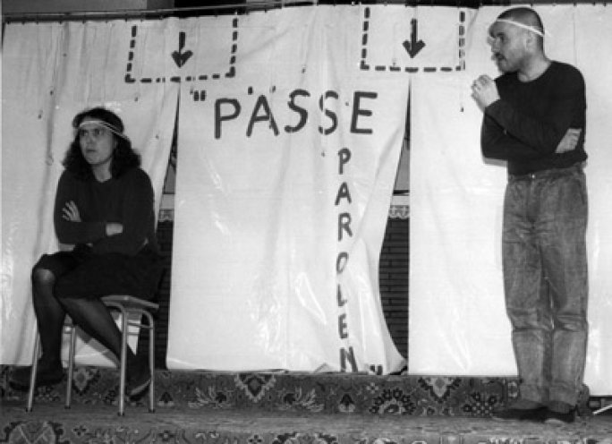 Das Programm „Pässe und Parolen“ in der Ostberliner Samariterkirche: Seit 1985 erarbeiten und inszenieren Freya Klier und Stephan Krawczyk gemeinsam Theaterprogramme. Im selben Jahr werden beide mit einem Berufsverbot belegt. Die SED setzt auch die...