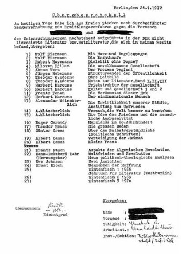 Robert Havemann, Theodor W. Adorno, Günter Grass: Die Samisdat-Kultur entsteht nicht zuletzt wegen der Zensur und des Verbots von Büchern. Im Bild: ein Übergabeprotokoll vom 26. Januar 1972, in dem das MfS dokumentiert, welche Bücher es bei einer...