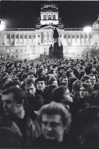 Bei den Demonstrationen während der Palach-Woche prügeln Polizei und Staatssicherheit auf die Demonstranten in Prag ein. Viel werden verhaftet. Quelle: Luboš Kotek